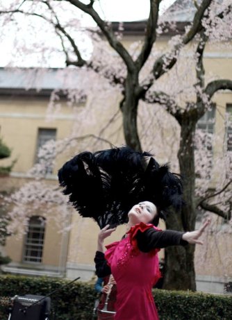 26161_392628628936_2397260_n